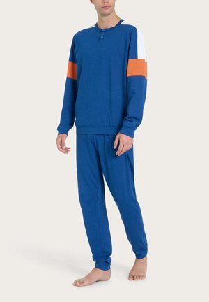 Set di abbigliamento da casa in cotone blu, composto da una maglietta a maniche lunghe con maniche arancioni e bianche e pantaloni abbinati. Tessuto morbido, vestibilità rilassata.