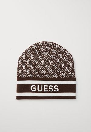 Rjava pletena kapa z belimi geometrijskimi vzorci, ki ima enobarvni rjav in bel črtast pas z belim napisom "GUESS".