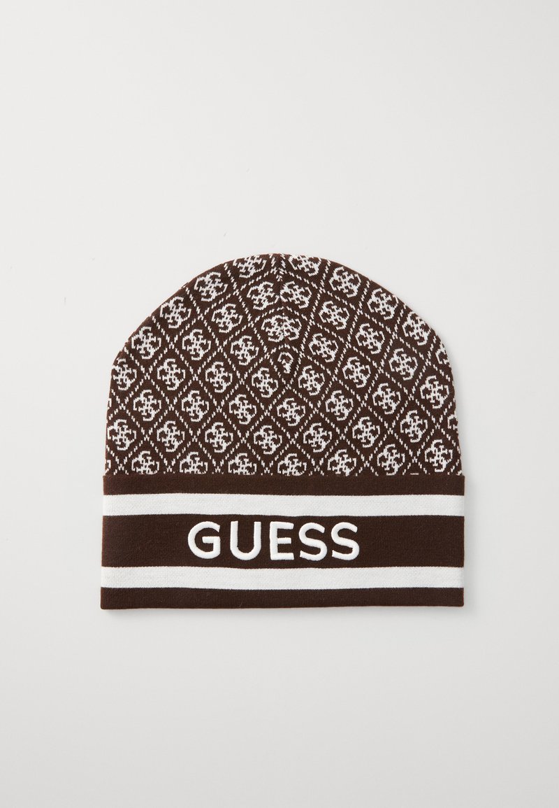 Brun strikket lue med hvite geometriske mønstre, med et solid brunt og hvitt stripete bånd med "GUESS"-tekst i hvitt.