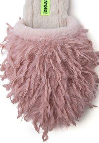 Zapatillas de casa esponjosas y rosas con largas fibras suaves y un forro de felpa con un acento beige. Incluye una etiqueta de un verde vibrante.