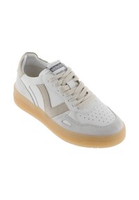 Vita och beige sneaker med en slät läderöverdel, mocka-accenter, perforerat tåparti och lätt gummisula. Har platta skosnören och vadderad krage.