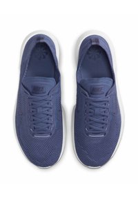 Marineblå sportsko med mesh-overdel, flade snørebånd og hvid mellemsål. Har en tekstureret overflade og mærket details på skoens tunge.