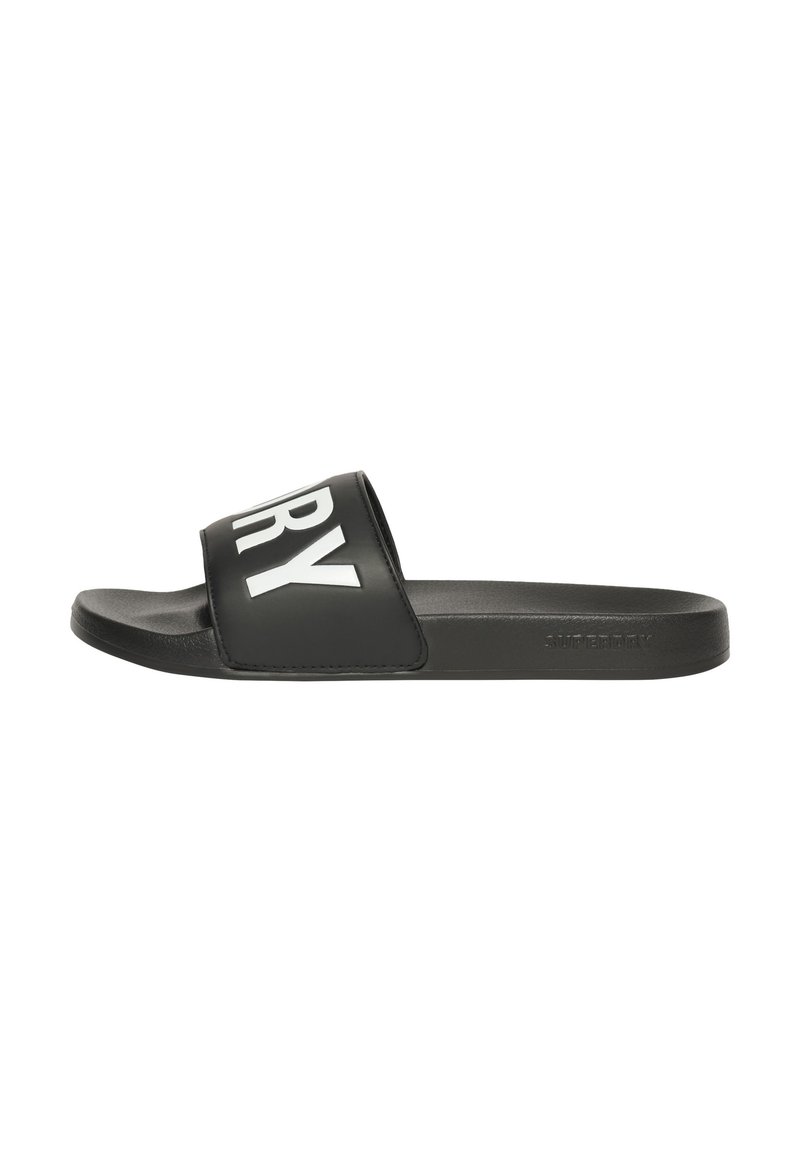 Sort slide sandal med en bred rem, der har fed hvid skrift. Glat tekstur, let design og flad sål for komfort.