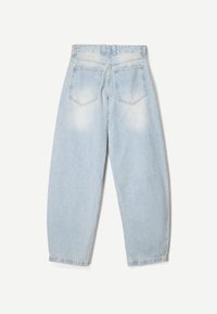 Lyseblå denimjeans med en afslappet pasform, der har to baglommer og en falmet overflade. Designet inkluderer bæltestropper og lige ben.