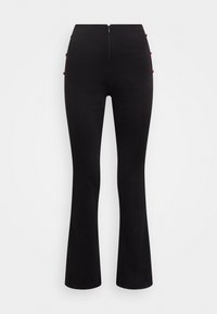 Calças flared pretas com uma cintura alta, apresentando um fecho zip na parte de trás e detalhes em botão vermelho de cada lado. Material liso e elástico.