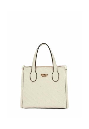 Sac à main matelassé couleur crème avec doubles poignées supérieures et logo Guess en métal à l'avant.