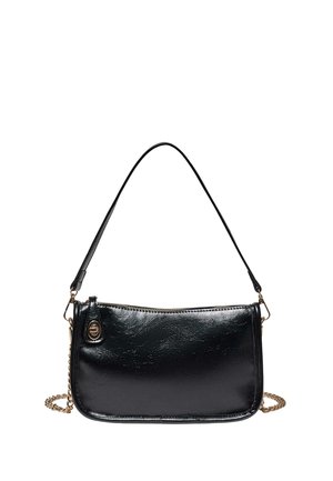 Crna torba za rame od lakirane kože sa zlatnim patentnim zatvaračem, kratkom naramenicom i ukrasnim zlatnim lancem na bijeloj pozadini.