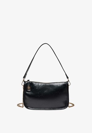 Crna torba za rame od lakirane kože sa zlatnim patentnim zatvaračem, kratkom naramenicom i ukrasnim zlatnim lancem na bijeloj pozadini.