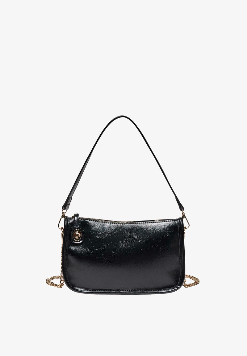 Černá kabelka přes rameno z lakované kůže se zlatým zipem, krátkým řemínkem a ozdobným zlatým řetízkem na bílém pozadí.