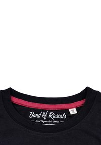 Sort bomuld T-shirt krave med en rød indvendig kant, med et mærke, der lyder "Band of Rascals" og vaskeanvisninger.