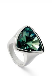 Bague en argent ornée d'une pierre précieuse verte triangulaire et facettée ; design de bande lisse et arrondie avec une finition polie.
