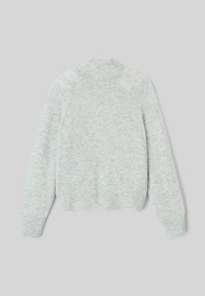 Pull en laine gris avec un col montant, des poignets et un ourlet côtelés, et une finition douce et texturée. Il présente une coupe décontractée et des manches raglan.