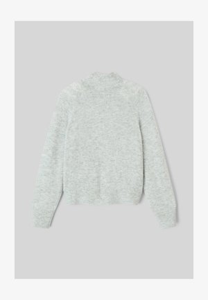 Pull en laine gris avec un col montant, des poignets et un ourlet côtelés, et une finition douce et texturée. Il présente une coupe décontractée et des manches raglan.