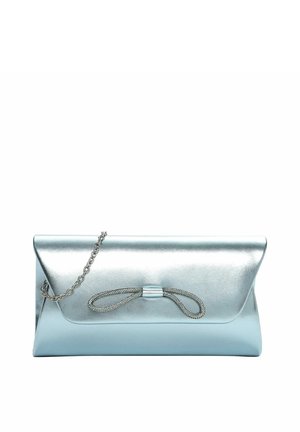 Pochette métallique bleu clair avec une chaîne argentée et un détail décoratif en strass bouclé sur le rabat avant.