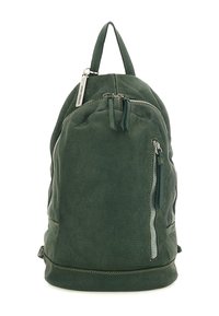 Zaino verde con trama, dotato di scomparti con cerniera, spallacci regolabili e maniglia superiore. Presenta ferrature metalliche e cuciture a contrasto.