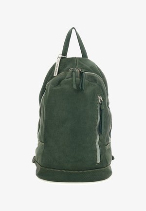 Zaino verde con trama, dotato di scomparti con cerniera, spallacci regolabili e maniglia superiore. Presenta ferrature metalliche e cuciture a contrasto.