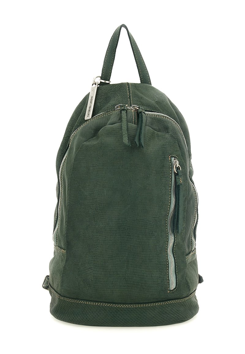 Zaino verde con trama, dotato di scomparti con cerniera, spallacci regolabili e maniglia superiore. Presenta ferrature metalliche e cuciture a contrasto.