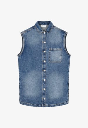 Svetloplava denimska košulja bez rukava s prednjim gumbima, oštrim ovratnikom i jednom džepom na lijevoj strani prsnog dijela. Ispucana tekstura kroz cijelu površinu.