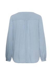 Blouse bleu clair à manches longues avec empiècement dos froncé et poignets boutonnés, vue de dos sur fond blanc.