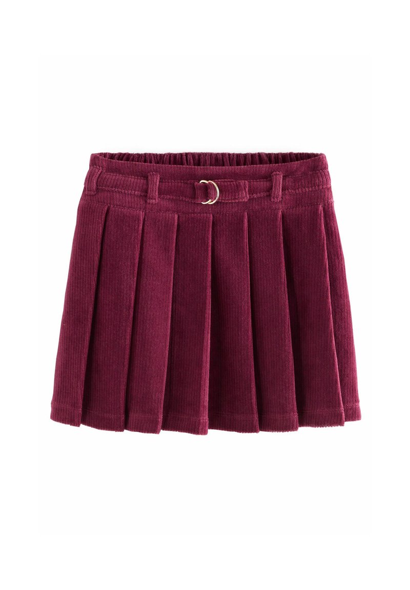 Jupe en velours côtelé d'un rouge bourgogne profond, présentant des plis, une taille ceinturée avec une boucle en argent et une finition texturée.