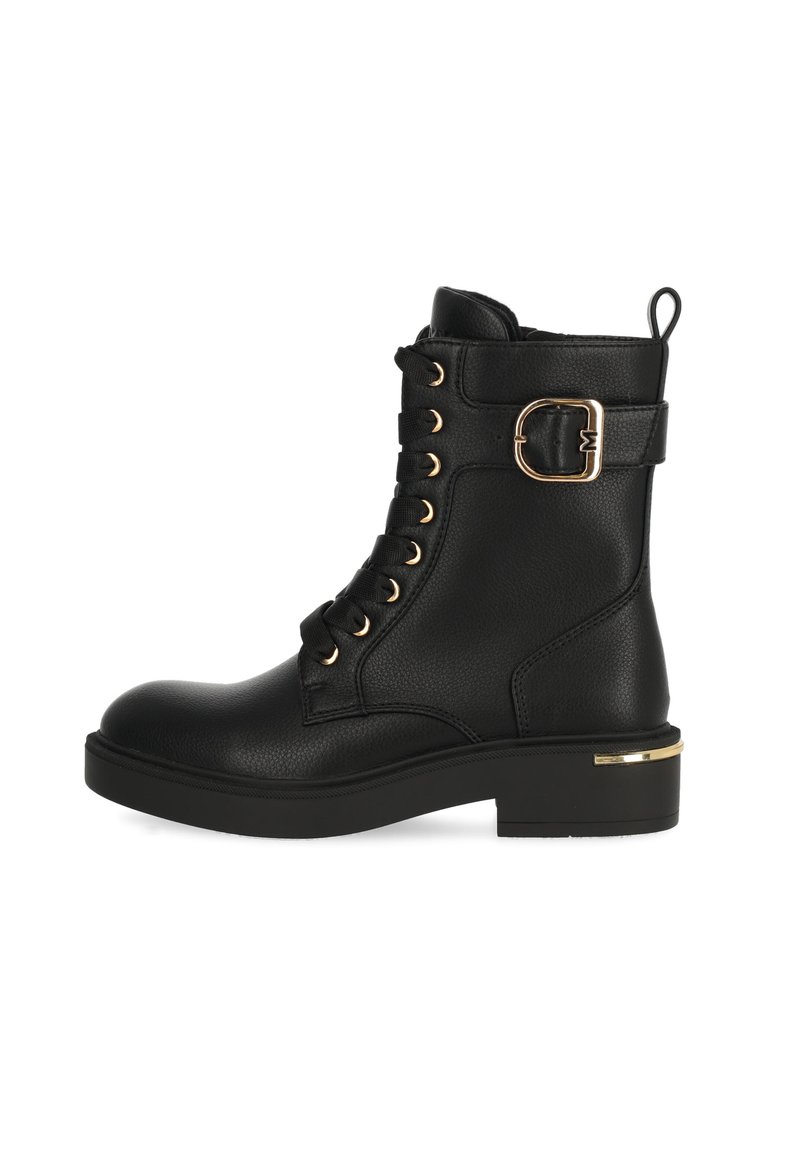 Botas de tobillo de cordones negras hechas de cuero, con herrajes en tono dorado, un acento de hebilla lateral y una suela de goma gruesa con detalle metálico.