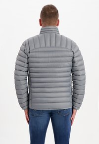 Ljusgrå pufferjacka med kviltad design, hög krage och elastiska ärmar; tillverkad av ett slätt, glansigt material. Baksidan visar sömdetaljer.