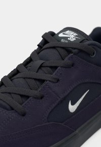 Nike SB sötét nápoly skate cipő velúr és hálós felsőrésszel, texturált fűzőkkel, fehér logóval és párnázott nyelvvel a kényelem érdekében.