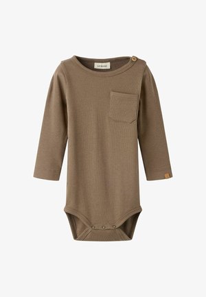 Body bébé marron côtelé à manches longues avec poche poitrine avant, bouton en bois sur l'épaule et pressions à l'entrejambe pour la fermeture.