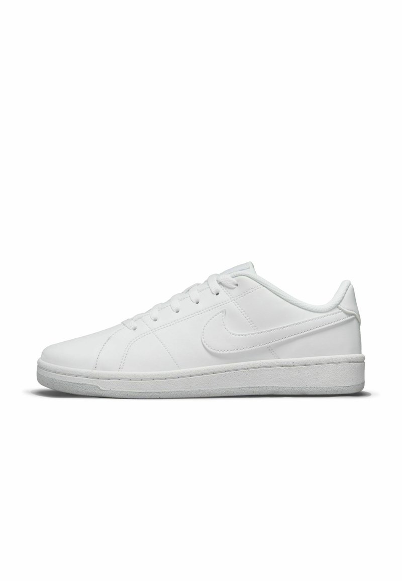 Zapatillas deportivas blancas con parte superior de cuero suave, puntera redondeada, sistema de cordones y suela de goma texturizada. Presenta el logotipo icónico en el lateral.