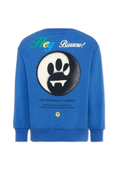 Sudadera azul con texto "Hey Barrow!", huella de yin-yang con colmillos y texto pequeño en bloque de "The Good Quality Company" en la parte trasera.