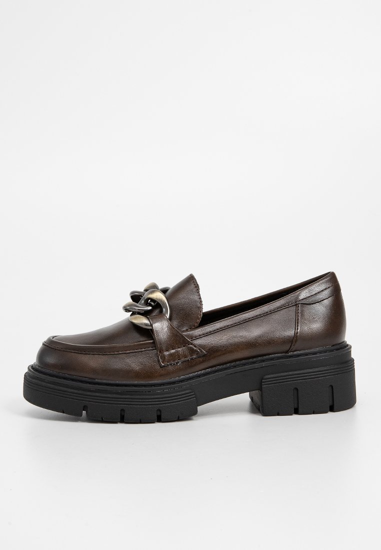 Braune Lederloafers mit runder Spitze, dicker schwarzer Plateausohle und einem dekorativen Kettenakzent auf der Vorderseite. Glatte Textur.