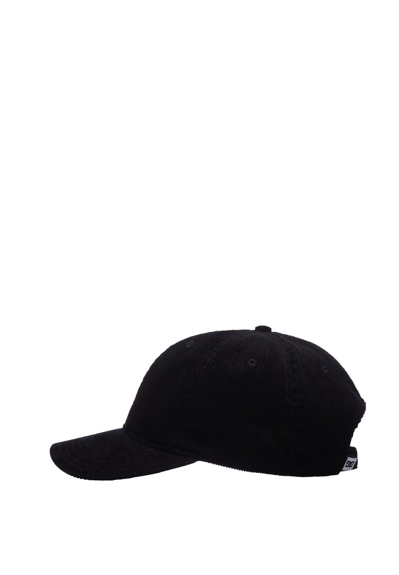 Zwarte corduroy baseballcap met een gebogen klep, textuurstof en zes ventilatieopeningen; beschikt over een merklabel aan de zijkant.