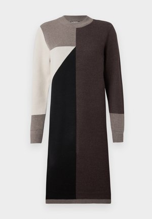 Strikket kjole med runde hals, lange ærmer og farveblokeret design i nuancer af brun, beige og sort. Blød tekstur.