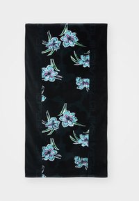 Toalha preta com um padrão floral, apresentando flores azul claras e folhas verdes, bordejada por um elemento gráfico escuro. Textura suave.