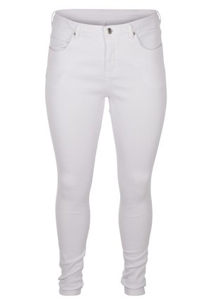 Baltas šaurās džinsos ar gludu tekstūru, piecu kabatu dizainu, jostu cilpām un priekšējo pogu aizdari drošai piegušanai.