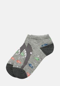 Calcetines tobilleros grises con un diseño de tiburón con ojos redondos, patrones de peces coloridos en verde, naranja y azul, y un talón gris oscuro.