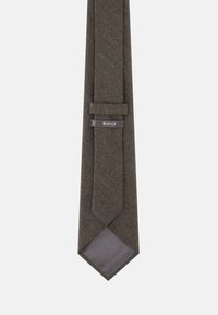 Corbata de lana marrón con textura y etiqueta cosida "BOGGI MILANO" y un lazo de tela en la parte posterior, presentada sobre un fondo blanco liso.