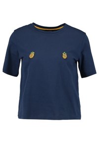 T-shirt di cotone navy a maniche corte, con due disegni ricamati di ananas sul petto. Collo rotondo semplice, vestibilità regolare.