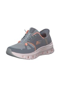 Chaussure de sport grise avec dessus en mesh, accents orange, semelle amortissante avec design découpé et superpositions texturées pour la respirabilité.