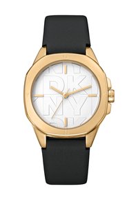 Goudkleurig horloge met een ronde wijzerplaat, witte textuur achtergrond met een gegraveerd 'DKNY' patroon, en een zwarte leren band.