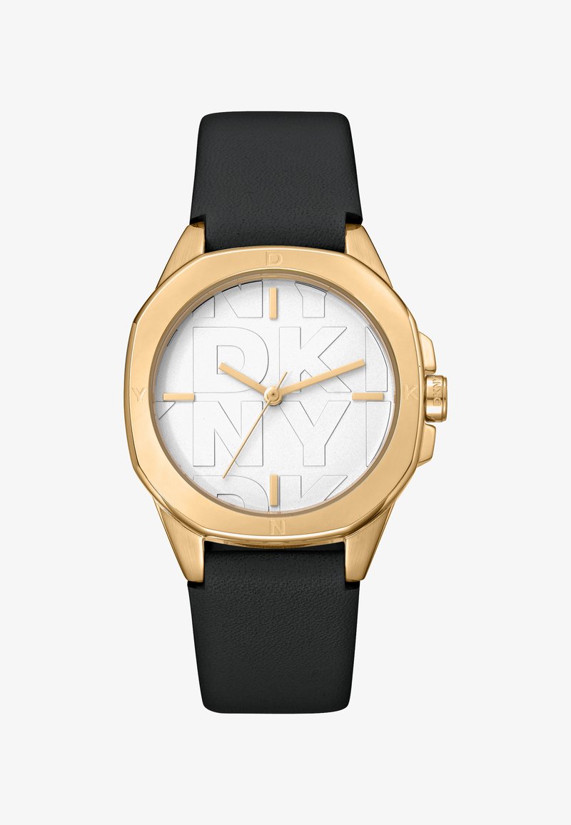 Goudkleurig horloge met een ronde wijzerplaat, witte textuur achtergrond met een gegraveerd 'DKNY' patroon, en een zwarte leren band.