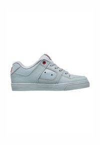 Lyseblå sneakers med tekstureret lædermateriale, grå snørebånd, røde snørehulsdetaljer og gummisål. Har et lavt design og runde perforeringer.