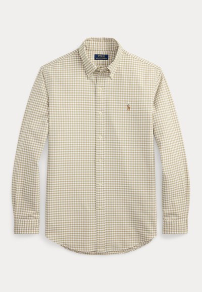 Cămașă bej și albă cu mânecă lungă, cu nasturi, guler cu nasturi și logo mic brodat pe piept.