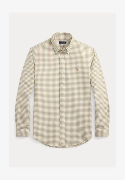 Cămașă bej și albă cu mânecă lungă, cu nasturi, guler cu nasturi și logo mic brodat pe piept.