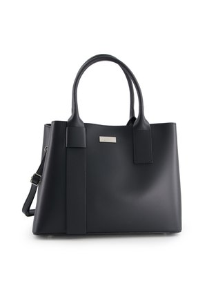 Sac fourre-tout en simili cuir noir avec double anses, une bandoulière réglable et une plaque de marque métallique. Présente une forme structurée et une texture lisse.