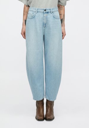 Lyseblå, høytlivs jeans med vide ben, falmet utseende, med tydelig søm og knappelukking i midjen.