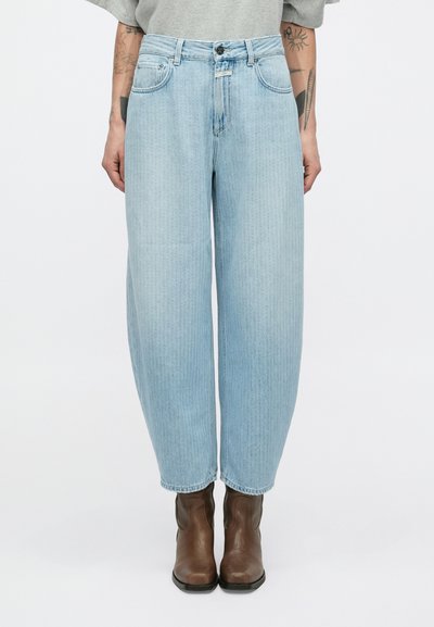Hellblaue Jeans mit hoher Taille und weitem Bein, verwaschenem Look, auffälligen Nähten und Knopfverschluss an der Taille.