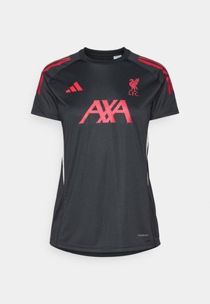 Melnā sporta krekls ar sarkaniem akcentiem, kurā ir Liverpūles futbolkluba logo, "AXA" logo un Adidas svītras uz pleciem.