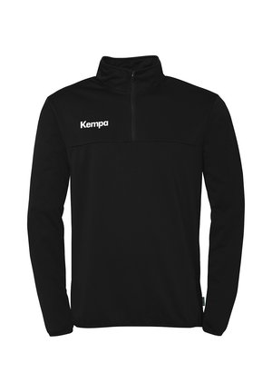 Zwarte fleece pullover met een kwart rits kraag, voorzien van een wit "Kempa" logo op de borst en lange mouwen. Glad textuur en athletic fit.