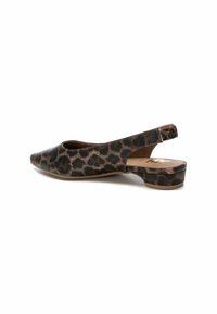 Zapatos slingback de punta afilada en estampado de leopardo marrón y negro, con un tacón bajo en bloque y diseño de lados cortados. Textura suave.